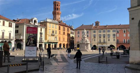 Vercelli, sfondano vetrina orologeria e rubano cassaforte 